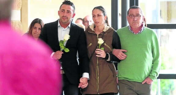 Los hijos y nietos de las dos fallecidas, Iván y Raquel, acompañados de su padre, José Carlos, antes del funeral. 