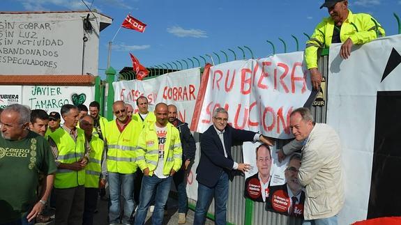 La pegada de carteles de IU en la sede de la empresa Rubiera Predisa. 