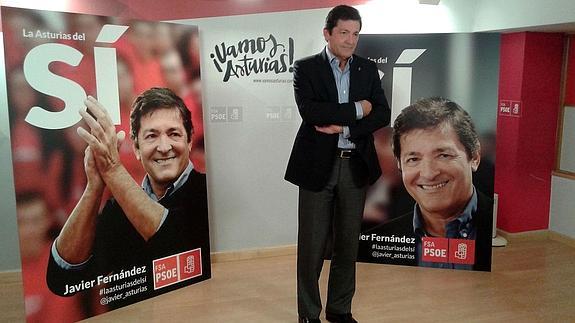 Javier Fernández junto al cartel electoral de su formación. 