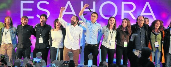 Los líderes del partido en Asturias y Gijón rodean al candidato Emilio León y a Íñigo Errejón, puño en alto, tras el mitin de Gijón.