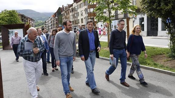 Javier fernández visitó hoy Lastres en Infiesto 