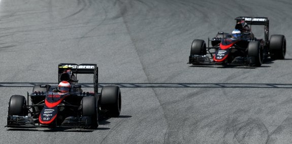 Fernando Alonso persigue a su compañero de equipo, Jenson Button, en unos entrenamientos del pasado fin de semana en Montmeló. 