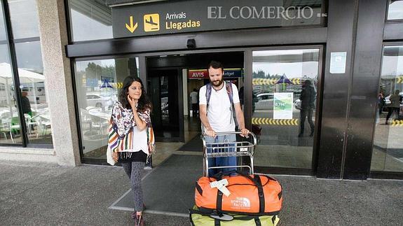 Ángel Fernández y Pepa Cucarella, tras aterrizar en el aeropuerto de Asturias. 