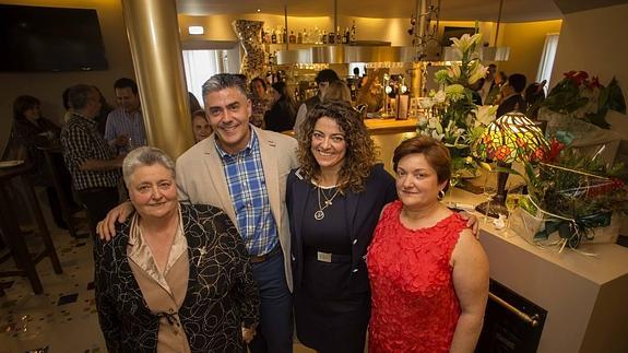 Leni, Luis Amador, Noelia yBeatriz, en su nuevo establecimiento de Gijon.