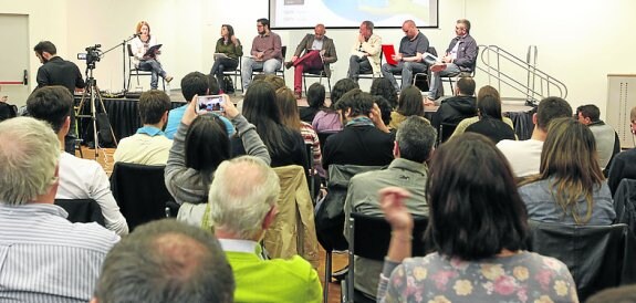 Los candidatos, ante el público asistente al debate. 