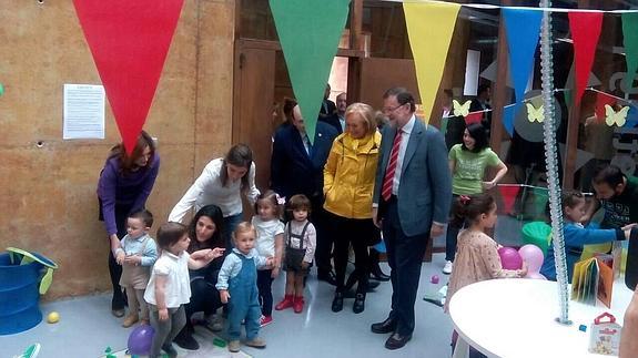 Mariano Rajoy, con la presidenta del PP de Asturias, en Oviedo.