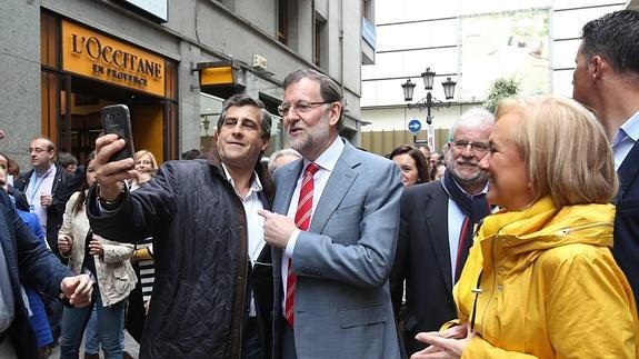 Mariano Rajoy se hace un autoretrato en Oviedo. 