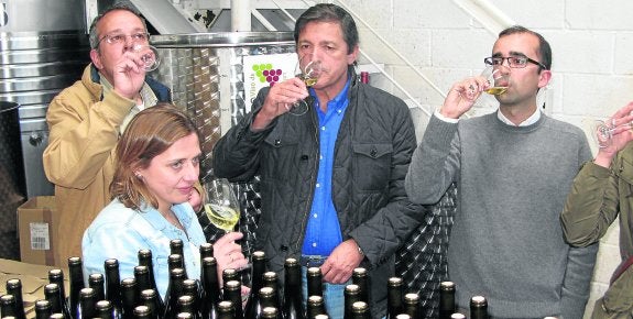 Javier Fernández prueba el vino de la bodega VidAs junto a Beatriz Pérez, propietaria, Juan Manuel Redondo, a la izquierda, presidente del Consejo Regulador de la DOP Cangas, y José Víctor Rodríguez, candidato socialista a la Alcaldía de Cangas. 