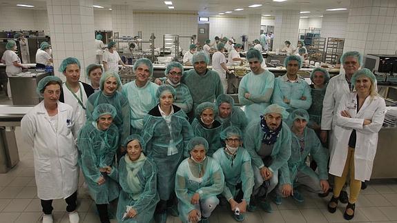 Estudiantes de la Escuela de Hostelería de Gijón y personal de la cocina del HUCA, durante la visita a las instalaciones.