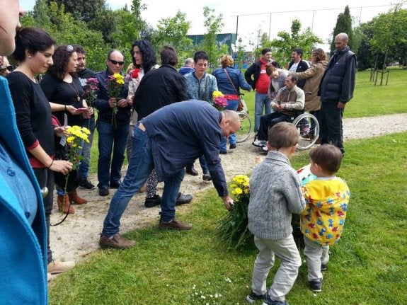 Ofrenda floral en el memorial celebrado ayer en el parque de Los Pericones. 
