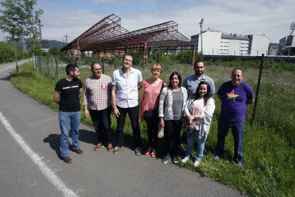 Jesús Sánchez, tercero por la izquierda, con miembros de su candidatura ante Talleres del Conde.