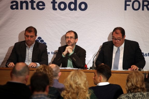 Marcos Grana, Juan Carlos Fernández e Ignacio Onís, ayer, en Avilés. 