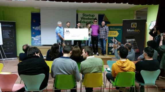 Los miembros del proyecto 'Cuéntame' recogen su premio. 