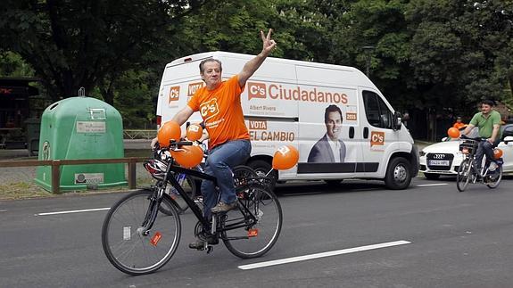 Nicanor García, de Ciudadanos, haciendo campaña en bicicleta en Gijón. 