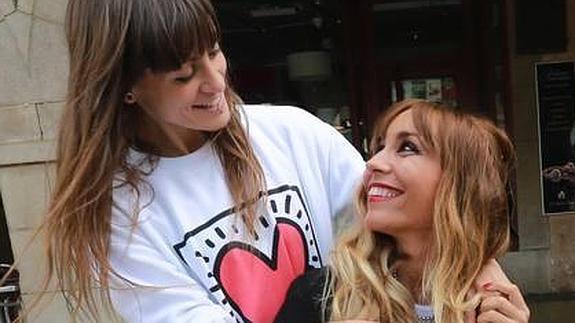 Ana Pardo junto a su hermana Yoli.