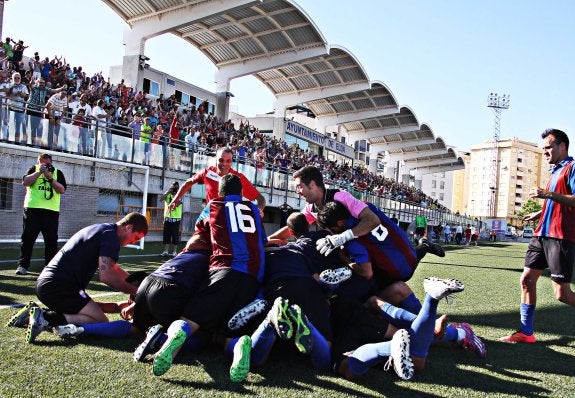 Los jugadores del Eldense celebran el gol de la victoria ante el Atlético Baleares que dejaba al Eldense pendiente de la promoción cuando todo parecía perdido.