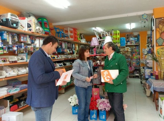 José Fernández, a la izquierda, y Nicanor García, conversan con una trabajadora. 