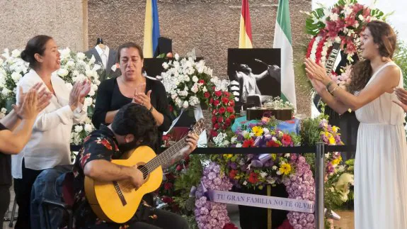 Lole Montoya, a la izquierda, que en los años sesenta formó el duo Lole y Manuel, canta ante el féretro del cantaor en presencia de, entre otros, Alba Molina, la hija de ambos (a la derecha de blanco). 