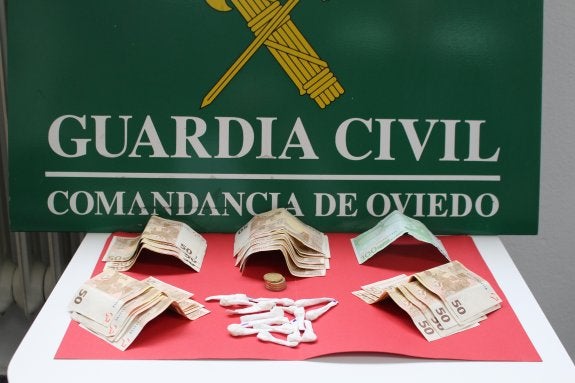 El material y el dinero incautado. 