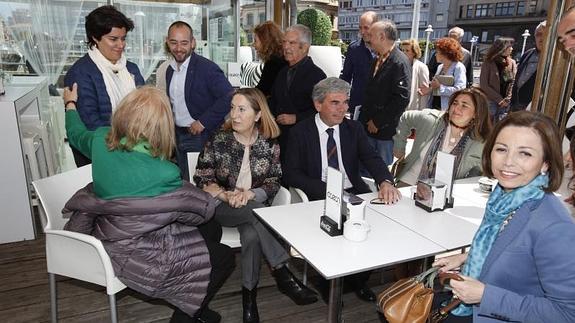 Ana Pastor, en el centro, junto a Mariano Marín, en una cafetería durante su visita a Gijón.