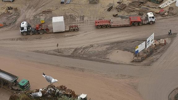 Vista de las obras de ampliación de El Musel desde la Campa Torres en una imagen de 2010.