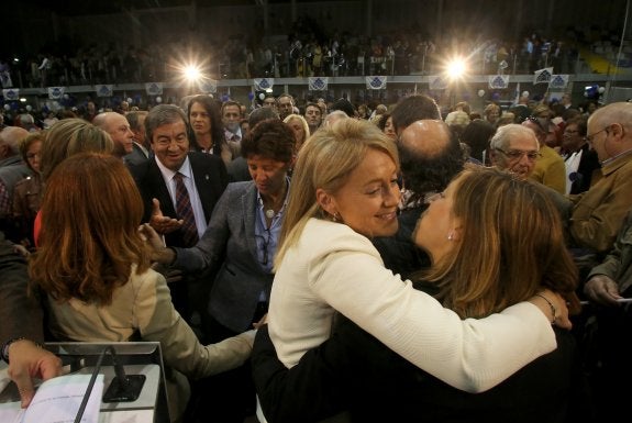 Cristina Coto, seguida por Francisco Álvarez-Cascos, a su llegada ayer al mitin de Foro en el Pabellón de La Tejerona, en Gijón. 