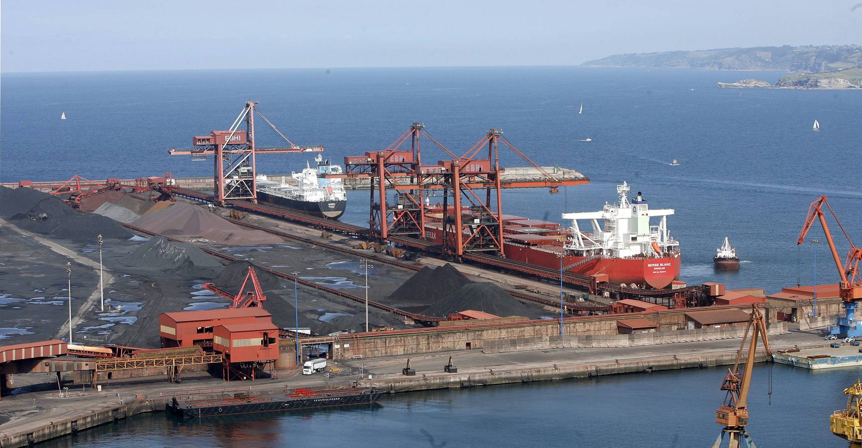 Dos buques de granel en el puerto de El Musel.