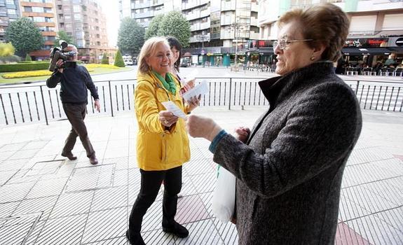 Mercedes Fernández, ayer, repartiendo propaganda.