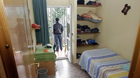 Imagen de archivo de un interno de Sograndio, asomado al balcón de su habitación, en una de las plantas del centro juvenil.