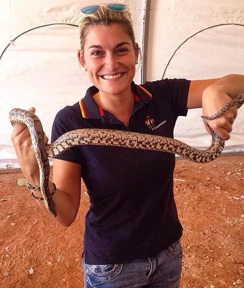 Marta ha recibido formación para saber reaccionar ante serpientes.