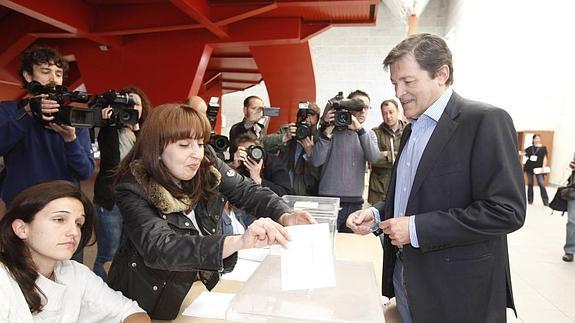 Javier Fernández, votando esta mañana en Gijón.