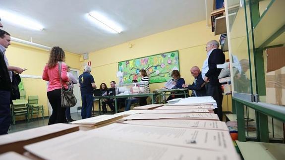 Votaciones en un colegio electoral de Avilés 