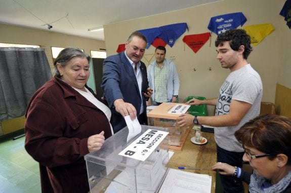 El regidor de Lena, Ramón Argüelles, deposita sus votos en Carabanzo. 