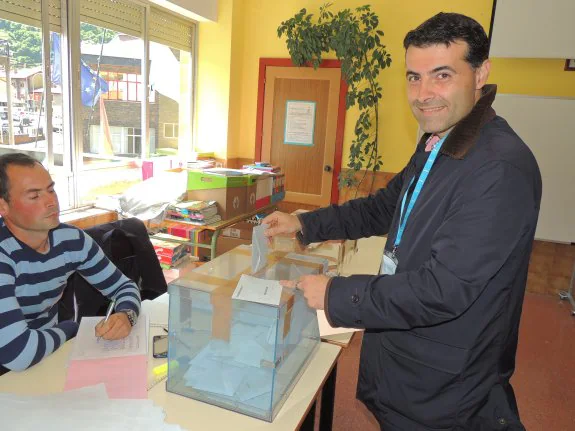 El candidato del PP de Cangas del Narcea, José Luis Fontaniella, en el momento de ejercer el voto en el colegio Alejandro Casona. 