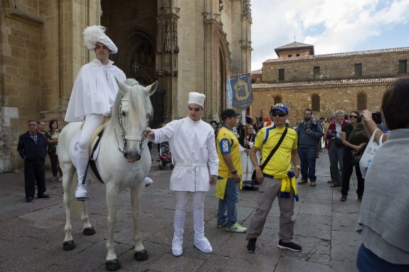 El Heraldo, ayer con su paje y su caballo de raza española. 