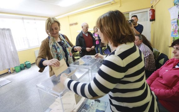 Mariví Monteserín, la futura alcaldesa, el domingo en el momento de depositar su voto. 
