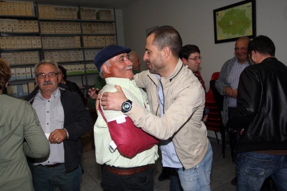 El ganador de las elecciones, el socialista 'Cepi', recibiendo una felicitación. 