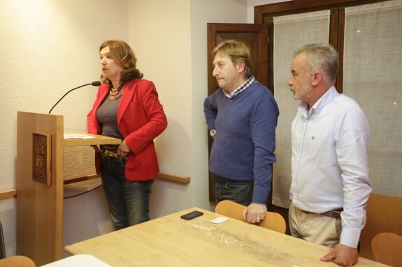Dolores Álvarez Campillo, José Herrero y Javier Morán, tras conocer los resultados electorales 
