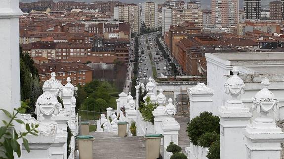 Entran en el cementerio a robar velas tras quedarse sin luz en su vivienda