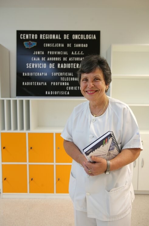 Carmen Miranda, delante del cartel del servicio de Radioterapia que había en el viejo HUCA y que fue trasladado a La Cadellada. 