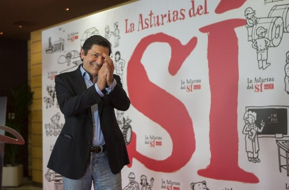 Javier Fernández, el pasado domingo, aplaude a los suyos tras conocer el resultado electoral. 