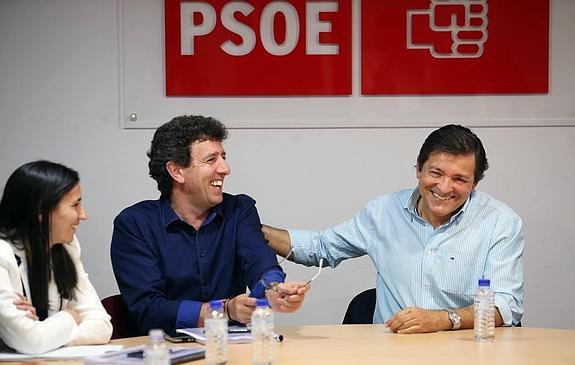 Javier Fernández bromea con Jesús Gutiérrez durante la reunión. 