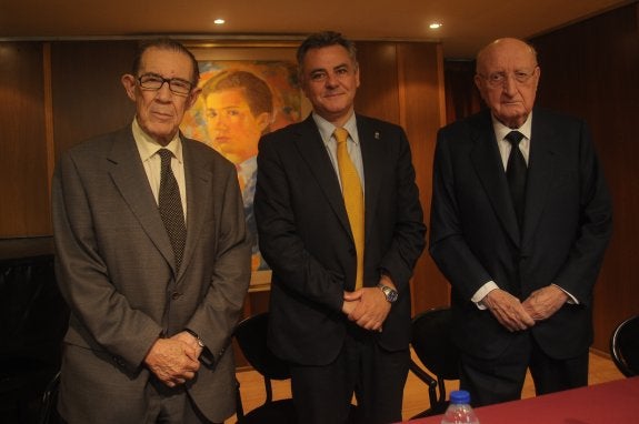 Juan Velarde; el presidente del Centro Asturiano de Madrid, Valentín Martínez-Otero Pérez, y Aurelio Menéndez. 