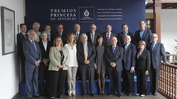 Jurado del Premio, ayer en Oviedo. 