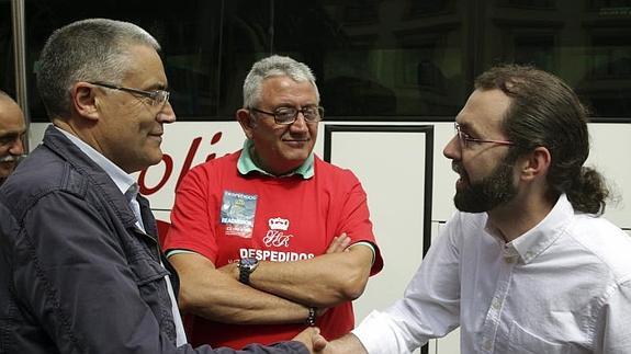 Emilio León y  Manuel González Orviz, asistieron a la concentración que mantuvieron hoy los trabajadores del Hotel de la Reconquista de Oviedo en contra de los despidos