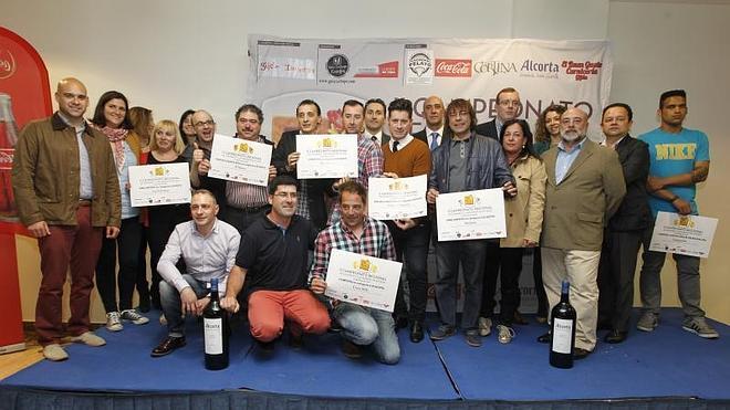 Vencedores en las distintas categorías del concurso regional de cachopos junto a represetantes de la organización y colaboradores.