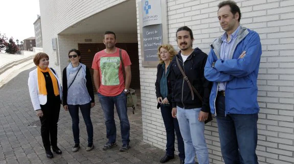 Andrés Ron, el segundo por la derecha, portavoz de Podemos Sanidad, ante el centro de salud de La Corredoria. 