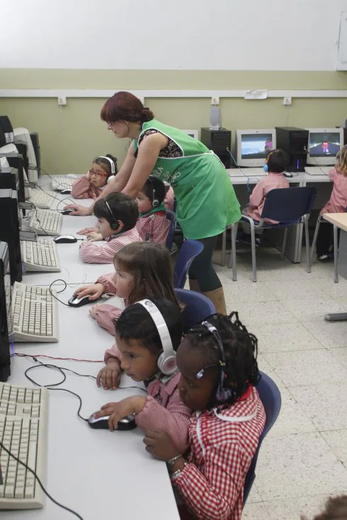 Niños en el aula de informática del colegio público de San Lázaro, en Oviedo. 