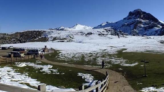 Paisaje nevado en el lago Ercina, uno de los lugares de referencia del Parque Nacional de los Picos de Europa, que hoy cumple 20 años con esta deniminación.
