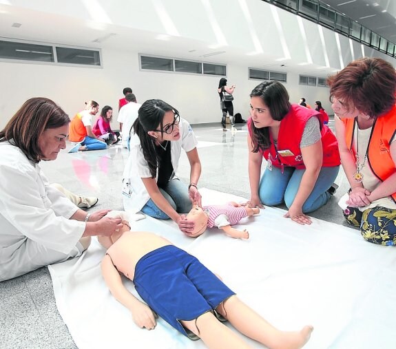 Voluntarios practican con los maniquíes en el HUCA. 